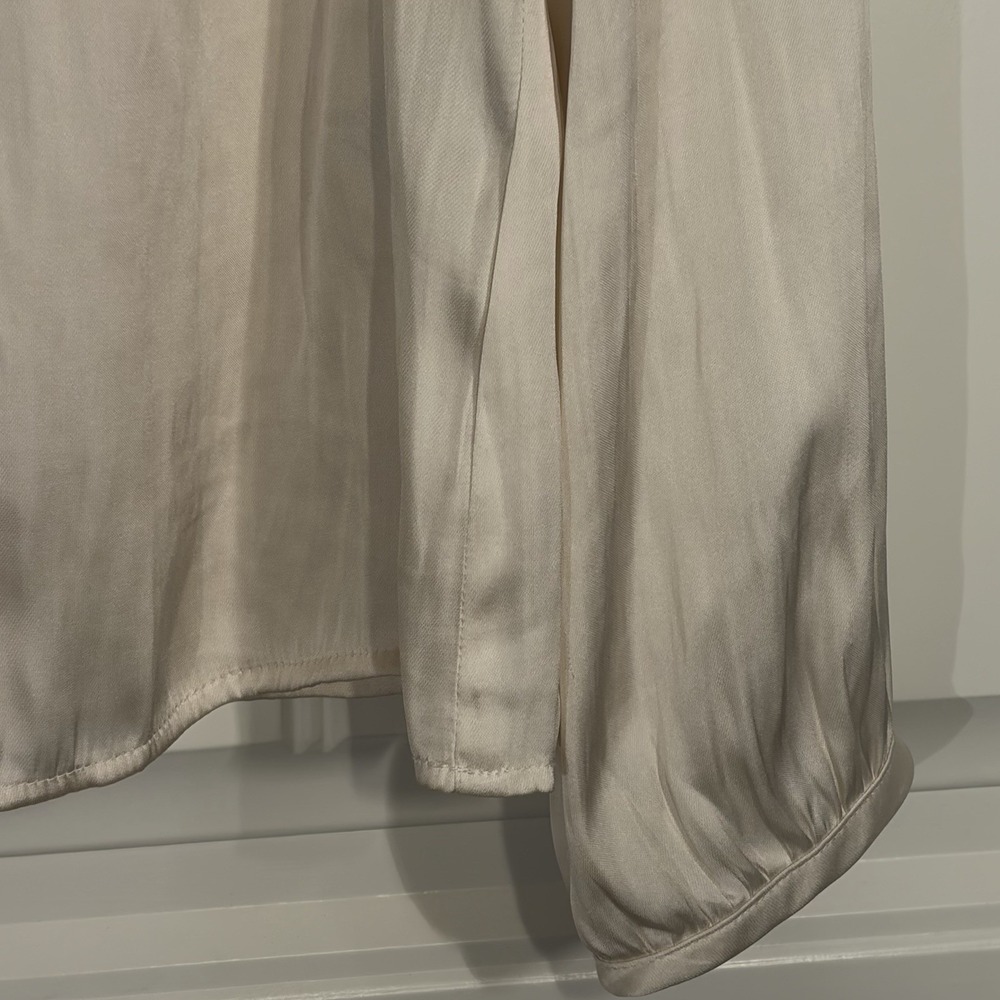 Banana Republic Ivory Satin Long Sleeve V-Neck Blouse Small - Picture 2 of 7